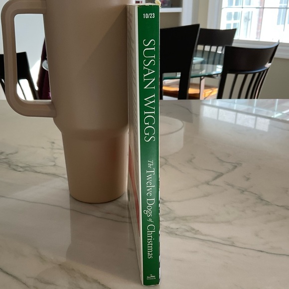 Susan Wiggs The Twelve Dogs of Christmas Soft cover Book Brand New - Picture 3 of 3